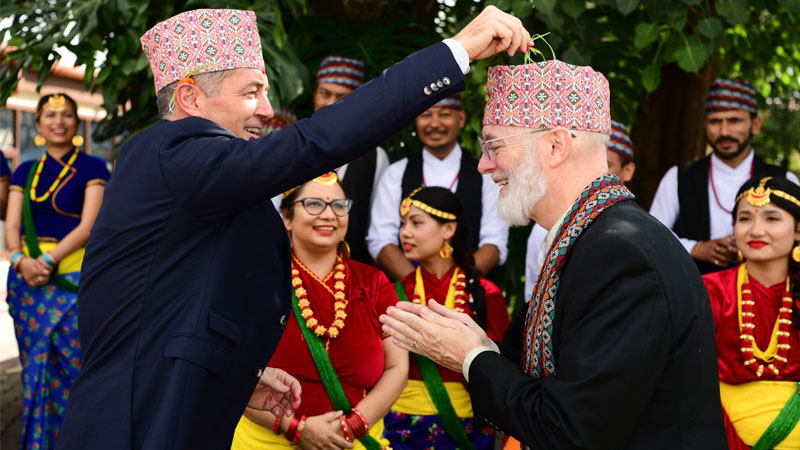 अमेरिकी राजदूत रेन्डीको दसैंको टीका