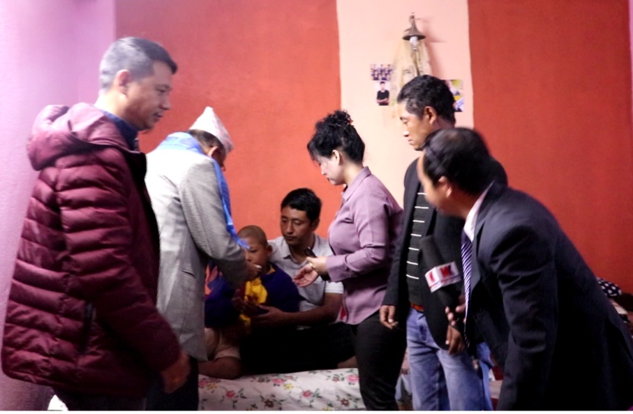 ब्रेन ट्युमर पीडित घलेलाई मुग्लानी खबरद्वारा आर्थिक सहयोग हस्तान्तरण सम्पन्न।