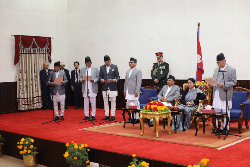 नवनियुक्त मन्त्री र राज्यमन्त्रीले लिए सपथ