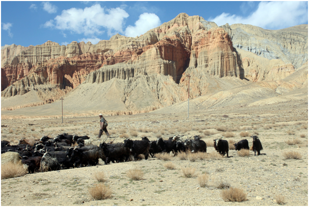 मुस्ताङको ढाक्मर पहाडको पृष्ठभूमि